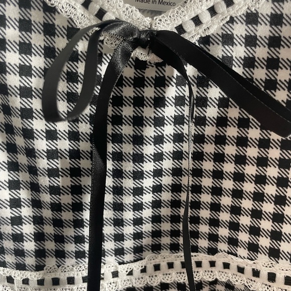 Black and White Sleeveless Crop‎ Tie Front Camisole - Picture 2 of 4